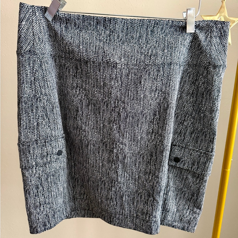 Athleta Black White Tweed Mini Skirt Size L Textured Stretch Casual